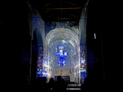 Una mostra de la projecció del màping Lux Mundi a l'absis de Sant Climent de Taüll (Foto: ACN/Marta Lluvich)