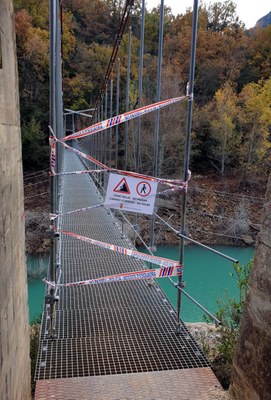 Un pont penjant del camí de Mont-rebei, tancat per una esllavissada (Foto: ACN)