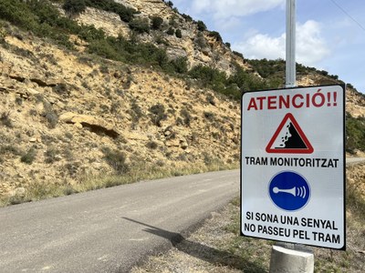 Senyal que insta els conductors a no passar si s'avisa d'una esllavissada, a Sant Esteve de la Sarga (Foto: ACN)