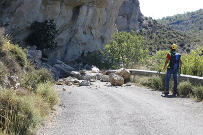 Esllavissada de roques a l'accés principal al Congost de Mont-rebei, aquest mes de juny (Foto: ACN / arxiu))