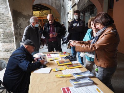Josep Espunyes i Amadeu Gallart signen exemplars dels seus llibres a l'estand de l'Associació Llibre del Pirineu
