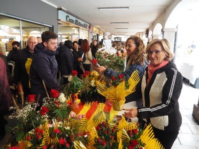 Parada de roses al bell mig del carrer Major de la Seu d'Urgell - Sant Jordi 2022