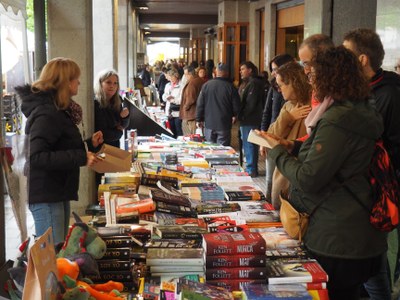 Una parada de llibres als porxos del carrer Major de la Seu d'Urgell - Sant Jordi 2022