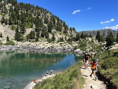 Excursionistes a la zona perifèrica del Parc Nacional d'Aigüestortes i Estany de Sant Maurici, al Pallars Sobirà (Foto: Oriol Bosch/ACN)