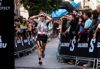 Josep Miret celebra l'arribada a la meta de la Marató Ultra Pirineu 2026, en què ha aconseguit el segon lloc (Foto: Cabot Media)