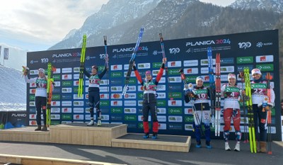 Gina del Rio (al centre de la foto), bronze als 20 km del Mundial júnior d'esquí nòrdic (Foto: FAE)