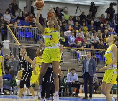 Llançament de Tinara Moore en el partit Cadí La Seu-PEAC Pécs (Foto: Agustí Peña)