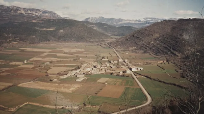 El poble de Tiurana, en una imatge aèria, abans que fos inundat per la presa de Rialb (Imatge: TV3)