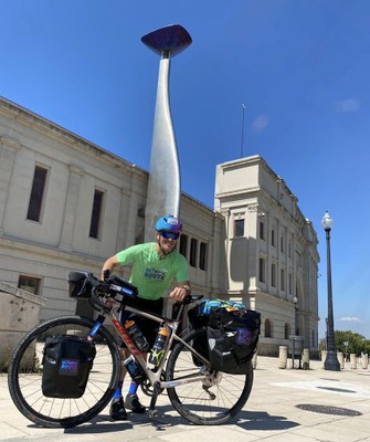 Sergi Mingote a davant de l'Estadi Lluís Companys, punt d'inici de l'Olympic Route (@sergi_mingote)