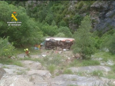 El bus llançadora en què viatjaven joves de Vilanova i la Geltrú, bolcat en un barranc al municipi de Saünc (Foto: Guàrdia Civil)