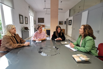 Sílvia Romero conversa amb la presidenta del Consell Comarcal de l'Alt Urgell, Josefina Lladós