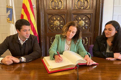 Sílvia Romero signa al Llibre d'Honor de l'Ajuntament de la Seu d'Urgell, en la seva primera visita com a delegada del Govern 