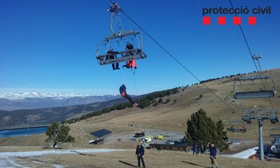 Simulacre de rescat al telecadira Alabaus, a La Molina