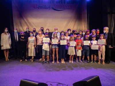 Premiats i representants institucionals en l'edició dels Premis Literaris Homilies d'Organyà de l’any 2021 (Foto: Ajuntament d'Organyà)