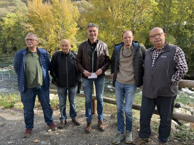 Representants de les societats i associacions de pescadors dels Pallars i l'Alta Ribagorça que s'han unit en una sola Agrupació (Foto: ACN/Marta Lluvich)