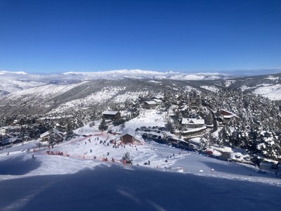 Panoràmica del poble de la Molina des de les cases més altes del nucli a Coll Sisè, a 1.730 metres d'altitud