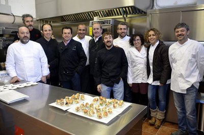 Cuiners de l'Associació Gastronòmica La Xicoia, a l'aula de cuina que s'ha inaugurat a Sort (Foto: ACN)