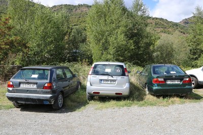 Cotxes abandonats al carrer a Sort (Foto: ACN)