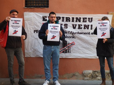 Acció de la CUP sota el lema "El Pirineu no es ven"