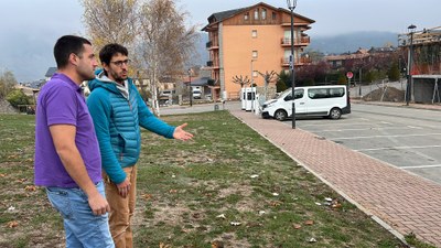 Bernat Lavaquiol i Arnau Corberó, a la roda de premsa que Stop JJOO i el Sindicat d'Habitatge han fet a Bellver de Cerdanya (Foto: ACN)