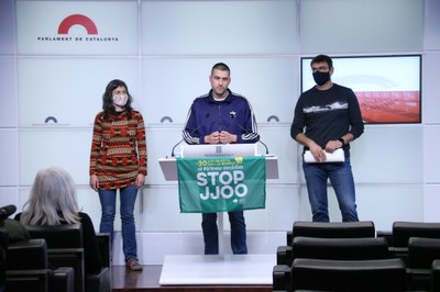 Roda de premsa d'Stop JJOO després de reunir-se amb grups del Parlament (Foto: ACN)