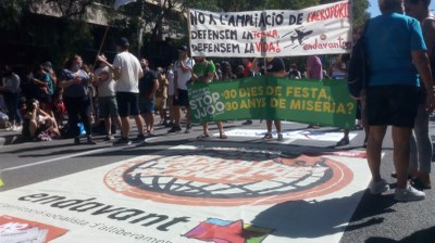 Pancarta d'Stop JJOO a la manifestació contra l'ampliació de l'Aeroport del Prat (Foto: @stopjjoo)