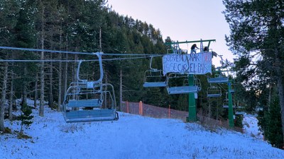 Protesta d'Stop JJOO al peu d'un telecadira de La Molina, cobert per la nevada dels darrers dies (Foto: ACN)