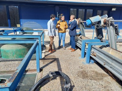 Visita al Parc Olímpic del Segre del subdelegat del Govern a Lleida, José Crespín, acompanyat de l'alcalde de la Seu d'Urgell, Joan Barrera, i la directora del Ràfting Parc, Meritxell Rodríguez (Foto: Subdelegació del Govern a Lleida)