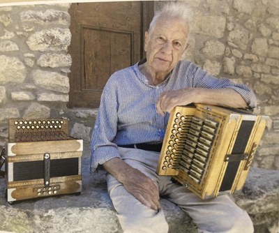 Artur Blasco, amb els seus acordions diatònics (Foto: Jordi Pasques)