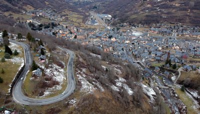 Vielha, amb la carretera N-230 en primer terme (Foto: CGA)