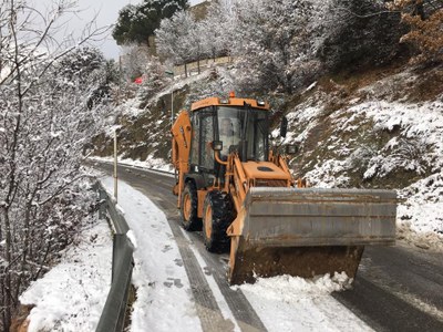 Màquina traient la neu al camí de Castellciutat 