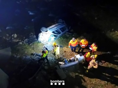 Rescat dels tres ocupants d'un vehicle que havia caigut al riu Noguera Pallaresa, a Llavorsí (Foto: Bombers Generalitat)