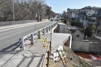 Estat actual de les obres de la nova passera per a vianants sobre el riu Valira, a la Seu d'Urgell