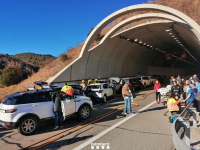 Una col·lisió múltiple ha obligat a tallar la C-16, en direcció a la Cerdanya, al municipi de Puig-reig (Foto: Bombers Generalitat)