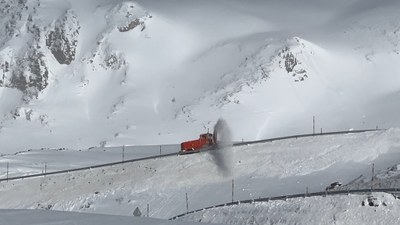 Màquines llevaneus passen per la C-28, a la zona de la Peülla, per netejar de neu la calçada (Foto: ACN)