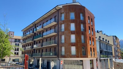 El bloc de pisos ocupat, des de la plaça Europa (Foto: ACN)