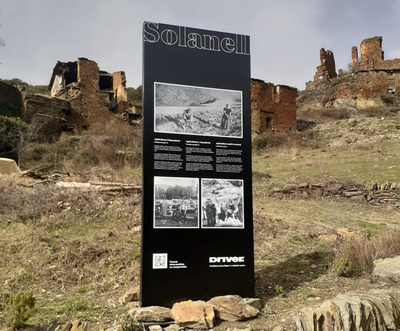 Cartell instal·lat a Solanell pel Calendari Pirelli del 2022 (Foto: Associació de Veïnes i Veïns i Amigues i Amics de Solanell )