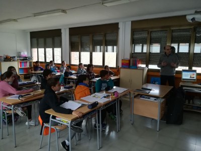 Taller de desconstrucció de contes clàssics a l'Escola Albert Vives de la Seu