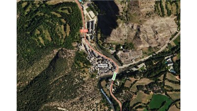 Imatge de satèl·lit del poble de Llavorsí, amb el pont de la C-13 destacat en verd (Mapa: Departament de Territori)