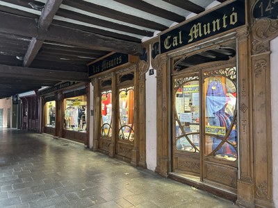 La façana de la botiga Cal Muntó de la Seu d'Urgell, pocs dies abans de tancar portes definitivament (Foto: RàdioSeu)