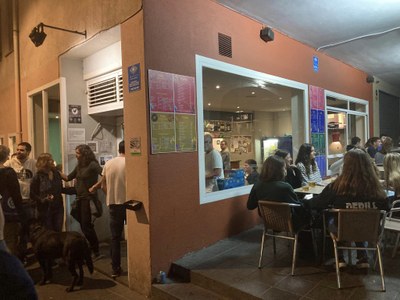 El Cafè Bar Plana, a la plaça del Carme de la Seu d'Urgell, en el seu últim cap de setmana d'obertura