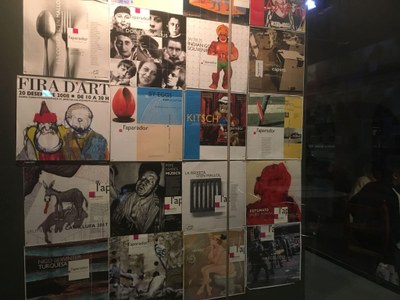 Exposició de cartells per acomiadar l'Espai d'Art l'Aparador, a la plaça del Carme de la Seu