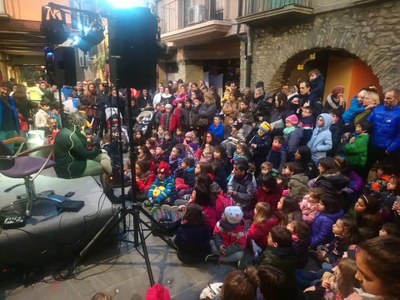 Lectura de contes en viu al carrer dels Canonges