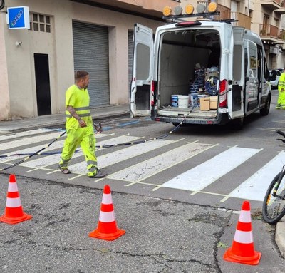 Tasques de repintat de la senyalització horitzontal dels carrers de la Seu d'Urgell (Foto: Ajuntament de la Seu)