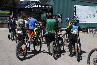 Un grup de 'bikers' al peu del Telecabina Cadí-Moixeró (Foto: La Molina)