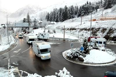Autocaravanes durant la marxa lenta. (Foto: ACN)