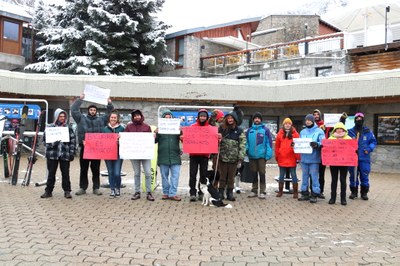 Concentració del col·lectiu 'Baqueira Somos Todos' davant les oficines de l'estació d'esquí (Foto: ACN)