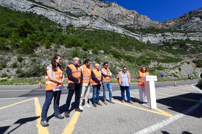 Ester Capella en la presentació de la inversió a la C-14 a Coll de Nargó (Foto: Departament de Territori)