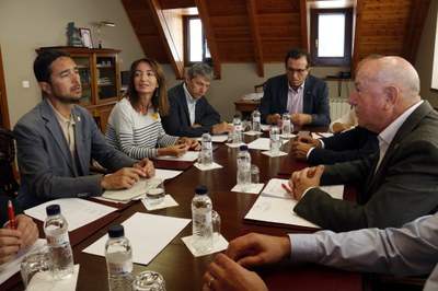 Reunió entre el conseller de Territori, Damià Calvet, i el síndic d'Aran, Carlos Barrera, al Conselh Generau (Foto: ACN)