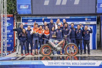 Toni Bou celebra amb el seu equip el 40è títol consecutiu de campió del món de trial (Foto: Honda Racing Global)
